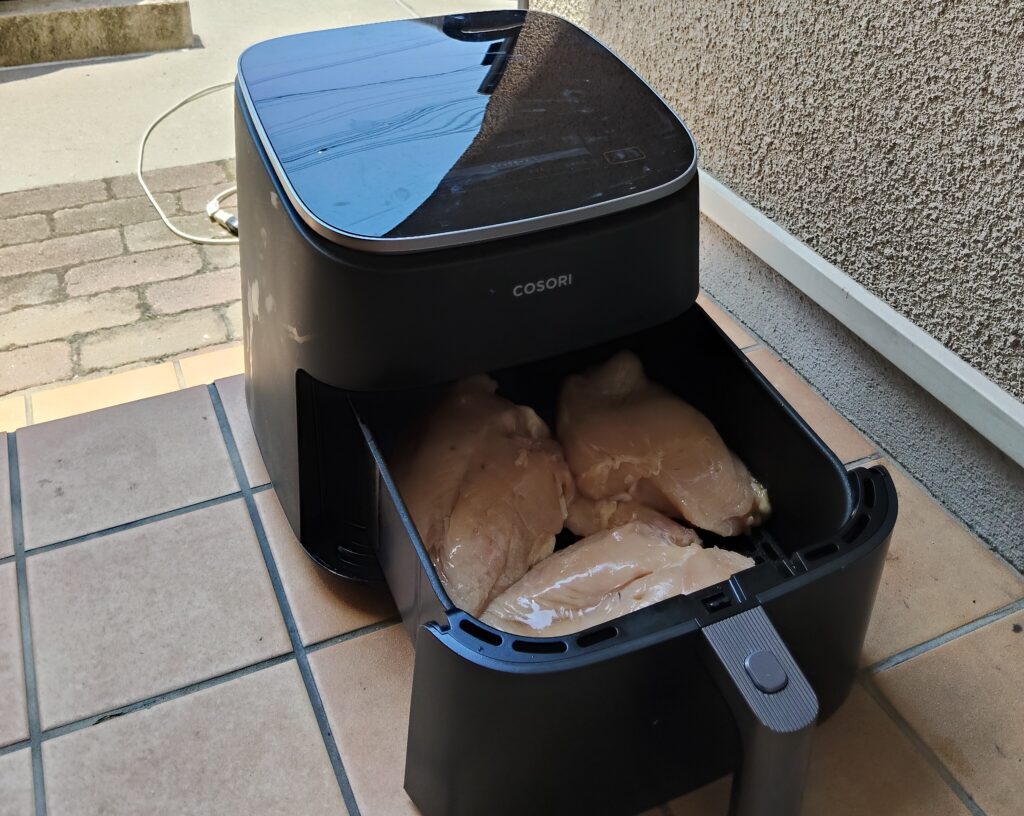 ノンフライヤーで鶏むね肉を焼いている様子