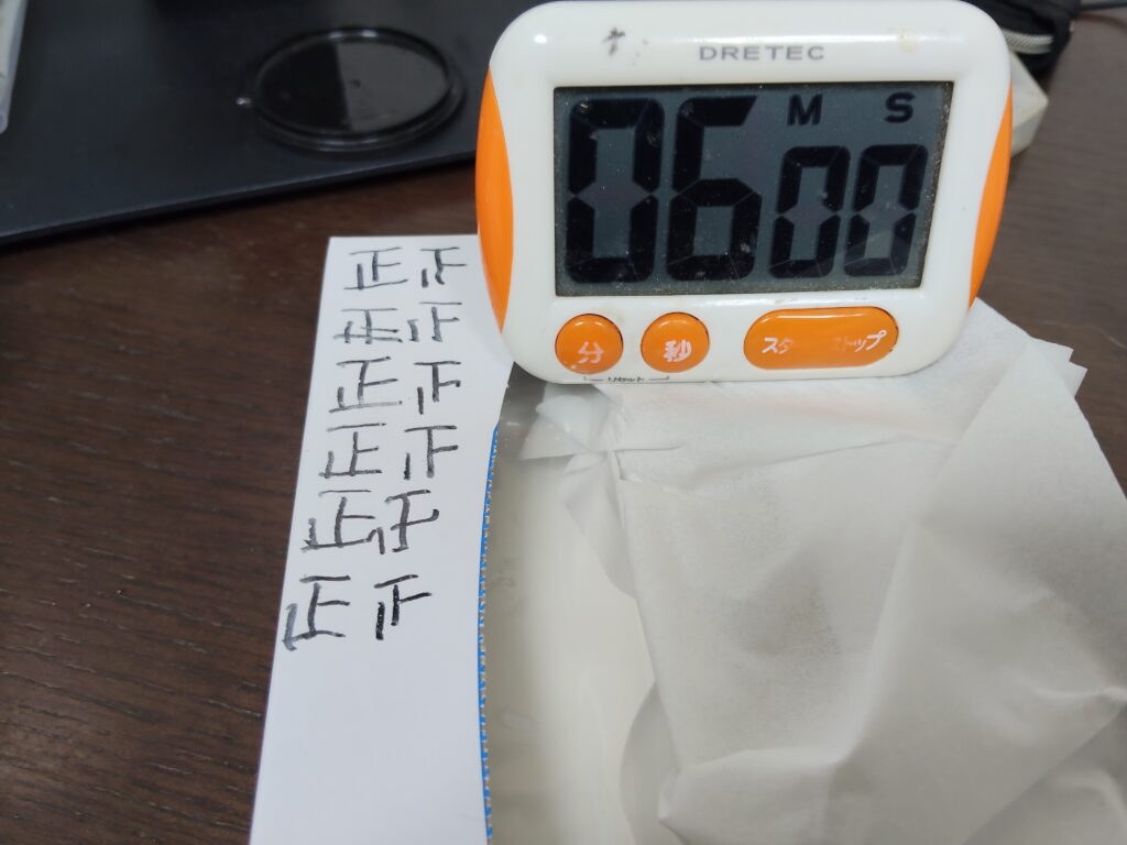 筋トレが続かない対策の実物、インターバル6分のタイマーと正の字のセット数メモ
